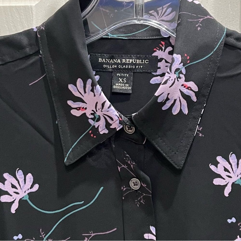 NWOT Black Dillon Classic Fit Banana Republic Blouse Sz XS Petite - Picture 3 of 5